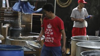 Pekerja memproduksi tahu di salah satu pabrik tahu di kawasan Duren Tiga, Jakarta, Selasa (5/1/2021). [Suara.com/Angga Budhiyanto]