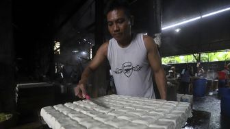 Cari Biang Kerok Tempe Langka, Polisi &#039;Gerebek&#039; Importir Kedelai di Bekasi