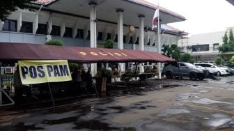 Jaga Ketat Sidang Gugatan Rizieq, Polisi Dirikan Tenda di Halaman PN Jaksel