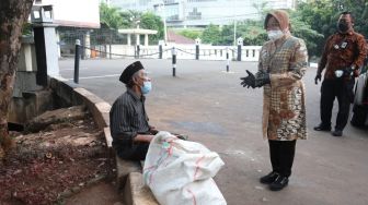Mensos Risma Blusukan di Jakarta, PDIP ke Anies: Jangan Baper!