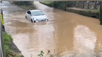 Waspada, Pemobil yang Mencipratkan Air ke Pejalan Kaki Bisa Kena Denda Puluhan Juta