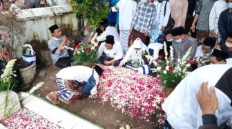 Iringi Pemakaman Kiai Najib di Bantul, Santri Ponpes Krapyak Penuhi Makam