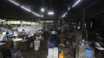 Pekerja memproduksi tahu di salah satu pabrik tahu di kawasan Duren Tiga, Jakarta, Selasa (5/1/2021). [Suara.com/Angga Budhiyanto]