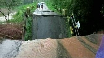 Jembatan Ambrol Diterjang Banjir, Desa Pondok Agung Malang Terisolir