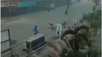 Ngeri! Banjir Terjadi di Kota Magelang, Lapak Kaki Lima Terseret ke Sungai