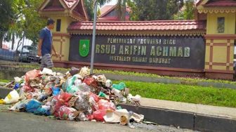 Potret Sampah Menumpuk Depan RSUD Arifin Achmad Pekanbaru