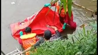 Ditemukan Anak-anak, Jasad Pria Mengambang di Sungai Ciliwung Kramat Jati