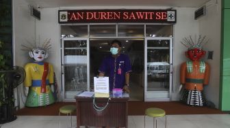 Petugas berjaga di Puskesmas Duren Sawit, Jakarta Timur, Rabu (6/1/2021). [Suara.com/Angga Budhiyanto]