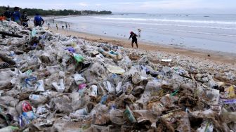 Pasir Putih Pantai Bira Bulukumba Dipenuhi Sampah