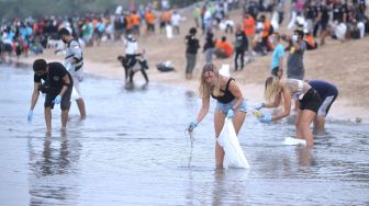 Ratusan Orang Bersihkan Sampah di Pantai Kuta