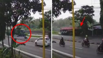 Hindari Motor yang Jatuh Akibat Lubang di Jalan, Truk Ini Tabrak Bangunan