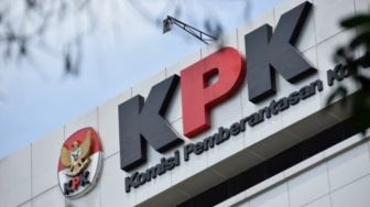 KPK Sita Mobil Milik Erni Arianti Anak Bupati Labura Kharuddin Syah