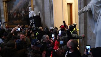 
Pendukung Presiden AS Donald Trump melakukan protes di Rotunda Capitol AS pada 6 Januari 2021, di Washington, DC. Demonstran melanggar keamanan dan memasuki Capitol saat Kongres memperdebatkan Sertifikasi Suara Pemilihan presiden 2020.