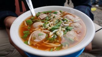 Makan Bakso di Warung, Pembeli Syok Lihat Papan Daftar Harga