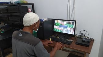 Aksi Maling Alquran Tertangkap CCTV, Pelaku Berpura-pura Salat