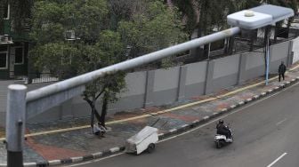 Penyandang Masalah Kesejahteraan Sosial (PMKS) beristirahat di kawasan Kuningan, Jakarta, Kamis (7/1/2021). [Suara.com/Angga Budhiyanto]