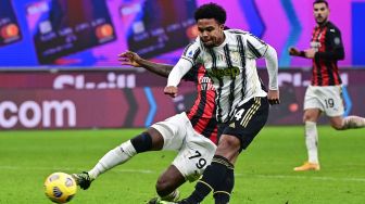 Gelandang Juventus Weston McKennie melakukan tembakan ke gawang AC Milan selama pertandingan sepak bola Serie A Italia AC Milan melawan Juventus di Stadion San Siro, Milan, Kamis (7/1) dini hari WIB. 
MIGUEL MEDINA / AFP
