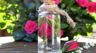 Kenali Manfaat dan Cara Penggunaan Air Mawar untuk Perawatan Kulit Wajah