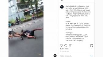 Diduga Ribut Gegara HP, Pemuda Sabet Teman di Pinggir Jalan, Videonya Viral