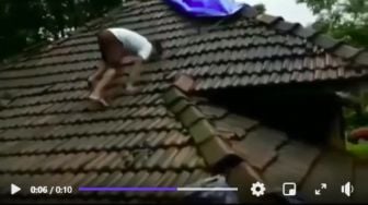 Tahan Tawa Kalau Bisa, Ending Video Pria Panjat Genting Ini Bikin Ngakak