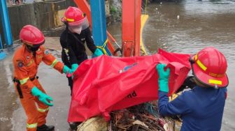 Lagi Angkut Sampah, Petugas Pintu Air Manggarai Geger Temukan Mayat Pria