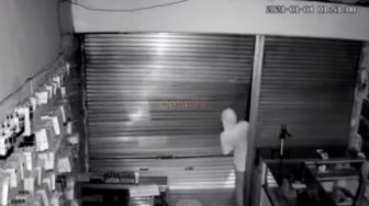 Maling Konter HP Terekam CCTV, Warganet: Cara Buka Pintunya Aneh Banget