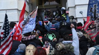 
Pendukung Trump saat menyerbu Capitol AS di Washington, DC, pada 6 Januari 2021. 
Brendan SMIALOWSKI / AFP