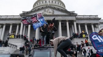 Capitol AS Diserbu Pendukung Trump, Empat Tewas dan 52 Ditangkap