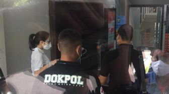 Pakai Baju Putih, Rambut Dikuncir, Gisel Datang ke Polisi Siap Diperiksa