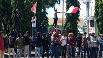 Pupuk Subsidi Langka dan Mahal, Massa Demo di Kantor Bupati Pinrang