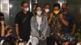 Penyanyi Gisella Anastasia usai menjalani pemeriksaan sebagai tersangka terkait video asusilanya di Ditres Krimsus Polda Metro Jaya, Jakarta Selatan, Jumat (8/1/2021). [Suara.com/Alfian Winanto]