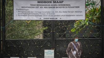 Petugas Ponpes berjaga di pintu gerbang masuk Pondok Pesantren Al Mukmin, Ngruki, Sukoharjo, Jawa Tengah, Jumat (8/1/2021). [ANTARA FOTO/Mohammad Ayudha]