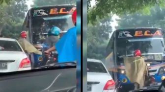 Viral Aksi Pemotor Hadang Bus karena Lawan Arus, Banjir Pujian Warganet