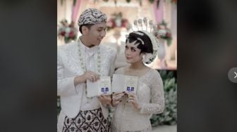 Viral Foto Buku Nikah Aneh, Pengantin Baru Sadar saat Buka Album