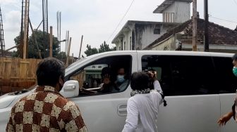 Naik Mobil Putih, Ini Detik-detik Kedatangan Ustaz Baasyir di Ponpes Ngruki