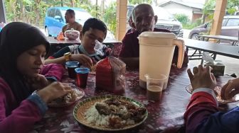 Dikira Warung, Pria Ini Asyik Makan Bareng Keluarga di Hajatan Orang