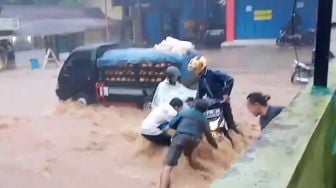 Pemotor Hampir Terseret Arus Banjir di Parakanmuncang