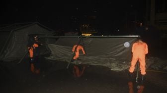 Anggota Basarnas mendirikan tenda posko di Dermaga Pelabuhan JICT 2, Jakarta, Sabtu (9/1/2021). [ANTARA FOTO/Akbar Nugroho Gumay]