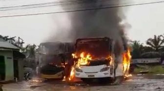 Dua Bus di Pekanbaru Tiba-tiba Terbakar saat Terparkir dalam Pool