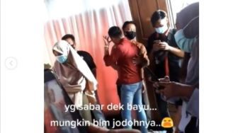 Momen Pilu Pria Datang ke Pernikahan Mantan, Menangis Hingga Peluk Teman