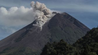 Gunung Merapi Muntahkan Tiga Kali Awan Panas Sejauh 700-1.200 Meter