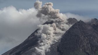 Gunung Merapi Lontarkan Guguran Panas Sejauh Satu Kilometer