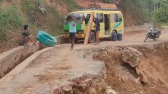 Jalan Poros Desa Longsor, Tiga Kampung di Citorek Kidul Lebak Terisolir