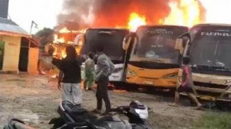 Sedang Terparkir Rapi, 2 Bus Pariwisata Terbakar, Ini Penampakannya