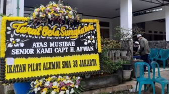 Karangan Bunga Belasungkawa Penuhi Rumah Kapten Afwan