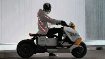 BMW Motorrad Definition CE 04: Integrasi Skuter Listrik, Jaket, dan Helm