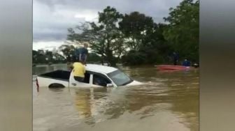 Sopir Ngeyel Terjang Banjir, Sebuah Mobil Nyaris Hanyut Terbawa Arus