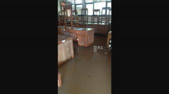 Hujan Deras Semalaman, SMP 3 Saptosari Terendam Banjir