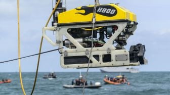 Robot bawah laut atau 'Remotely Operated Vehicle (ROV)' diturunkan dari KRI Rigel-933 untuk melakukan pencarian korban dan puing dari pesawat Sriwijaya Air SJ 182 yang jatuh di perairan Kepulauan Seribu, Jakarta, Senin (11/1/2021). [ANTARA FOTO/M Risyal Hidayat]
