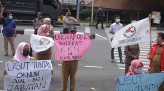 Sejumlah guru honorer dari Kabupaten Bekasi yang tergabung dalam Forum Pembela Honorer Indonesia saat menggelar aksi di depan gedung KPK Merah Putih, Jakarta, Senin (1/11/2021).  ANTARA FOTO/ Reno Esnir